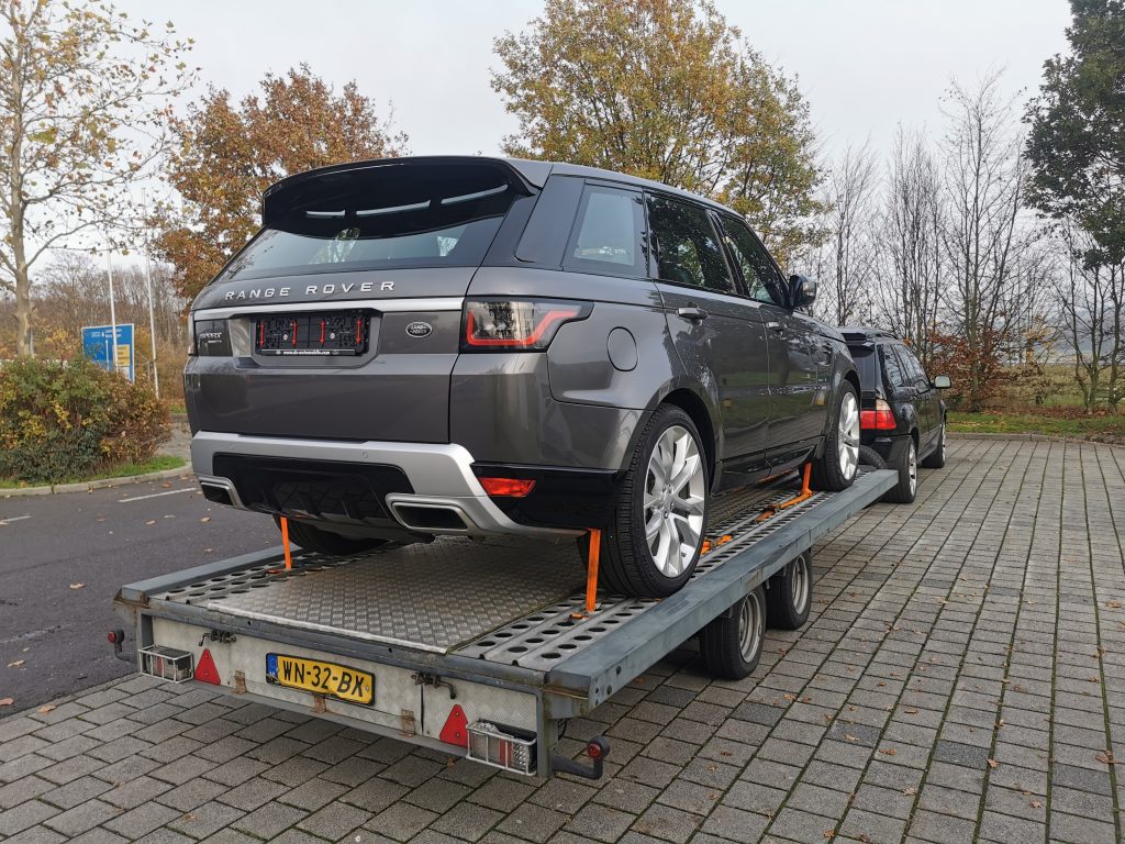 Land rover Range rover sport met de autotransporteur naar de klant