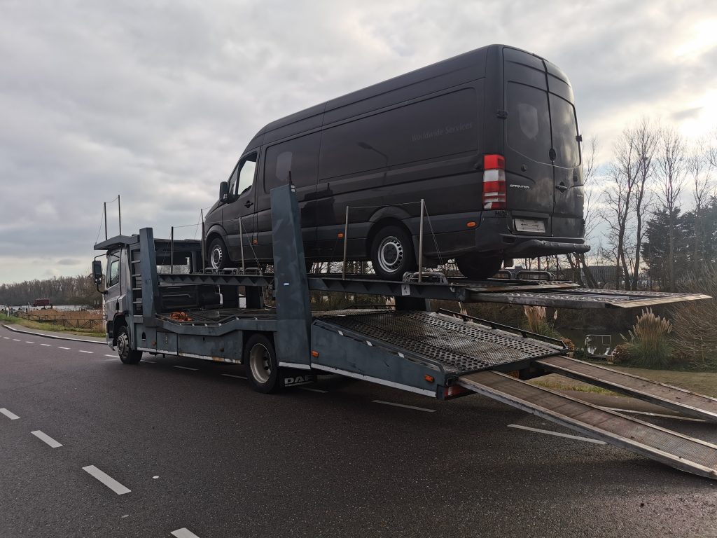 Mooie mercedes sprinter op autotransport naar de garage de noord in krimpen aan de lek