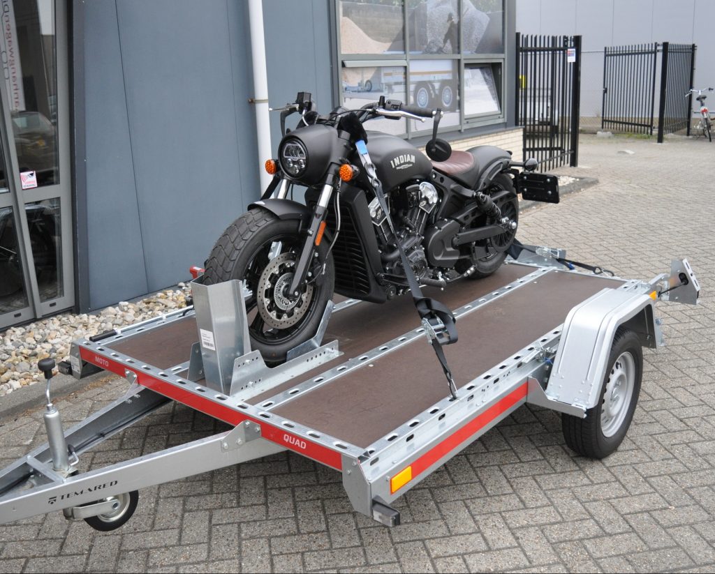 Harley davidson op de auto ambulance geladen om afgeleverd te worden naar een dealer