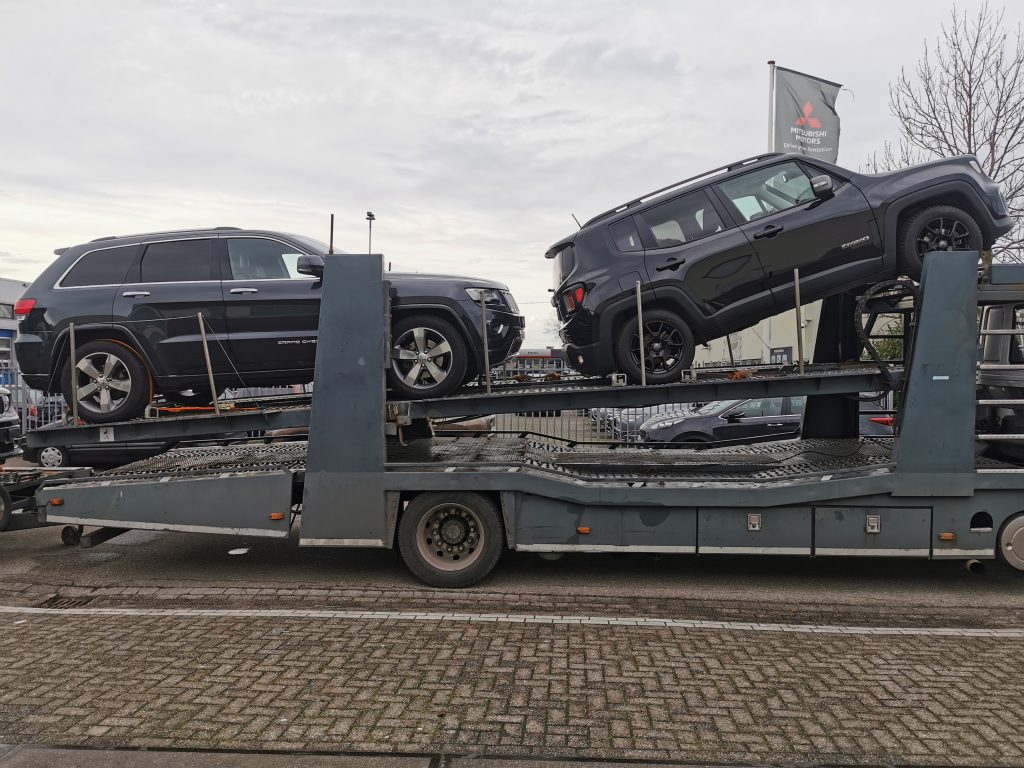 Hier zijn 2 Jeep auto's die op autotransport zijn vanaf de dealer naar een auto handelaar